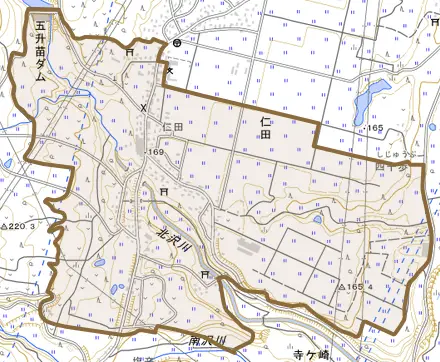 仁田とその周辺の地図。町の範囲を重ねている
