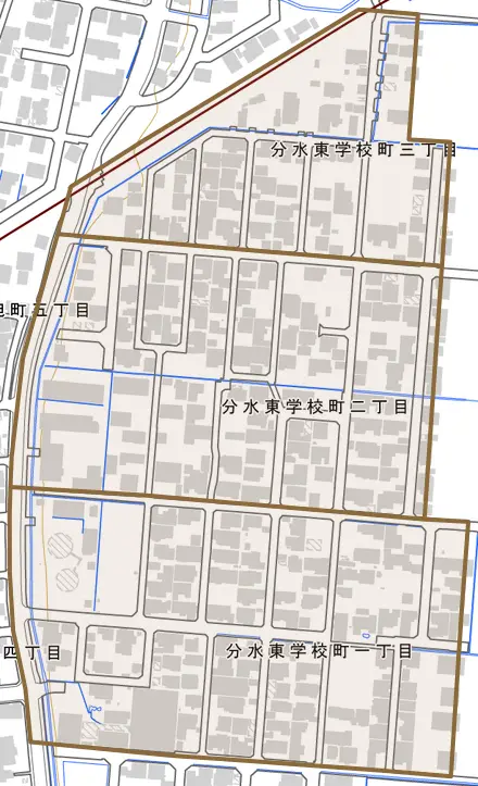 分水東学校町とその周辺の地図。町の範囲を重ねている