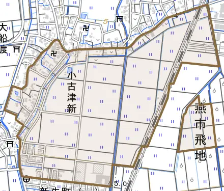 小古津新とその周辺の地図。町の範囲を重ねている