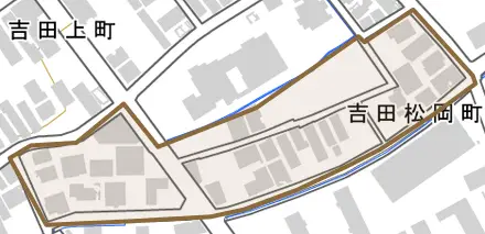吉田松岡町とその周辺の地図。町の範囲を重ねている