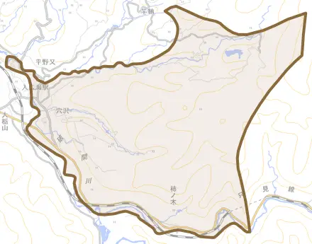 穴沢とその周辺の地図。町の範囲を重ねている