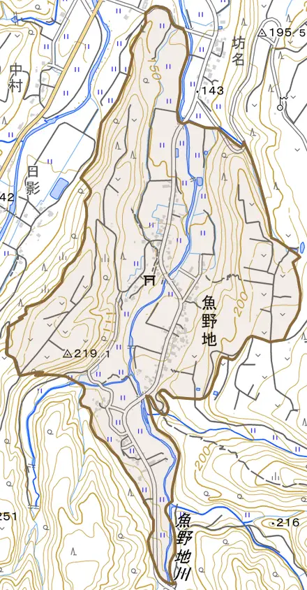 魚野地とその周辺の地図。町の範囲を重ねている