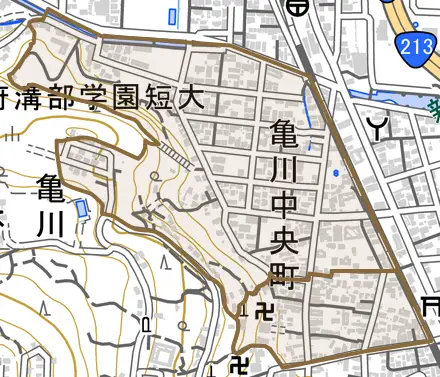 亀川中央町とその周辺の地図。町の範囲を重ねている