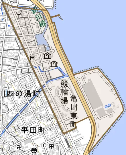 亀川東町とその周辺の地図。町の範囲を重ねている