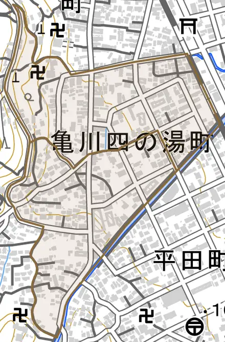 亀川四の湯町とその周辺の地図。町の範囲を重ねている