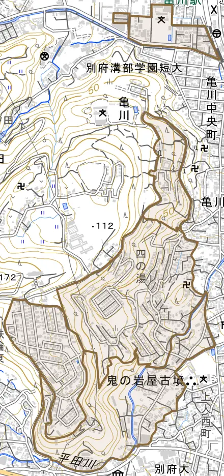大字亀川とその周辺の地図。町の範囲を重ねている