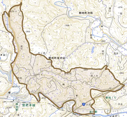 朝地町板井迫とその周辺の地図。町の範囲を重ねている