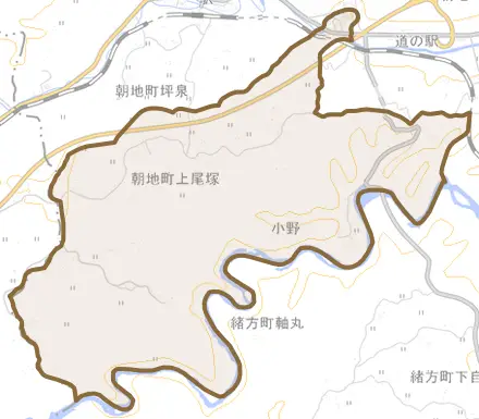 朝地町上尾塚とその周辺の地図。町の範囲を重ねている