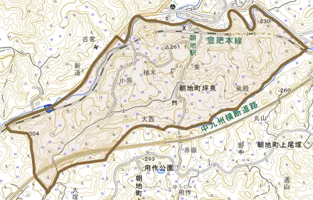 朝地町坪泉とその周辺の地図。町の範囲を重ねている