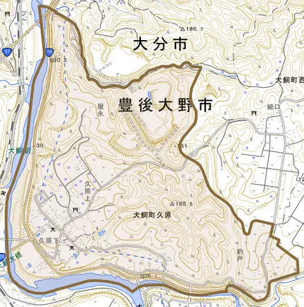 犬飼町久原とその周辺の地図。町の範囲を重ねている