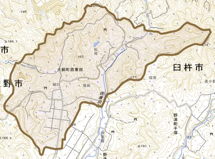 犬飼町西寒田とその周辺の地図。町の範囲を重ねている