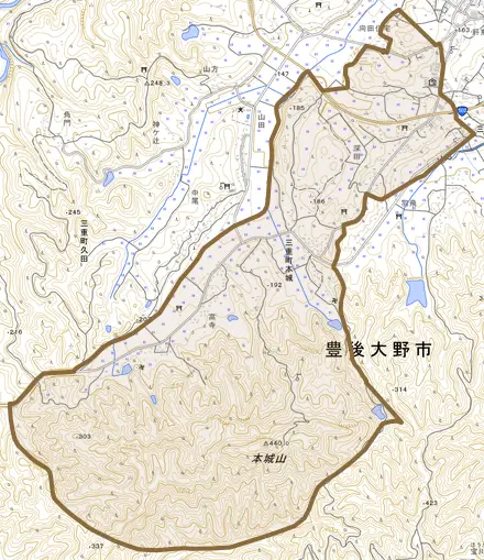 三重町本城とその周辺の地図。町の範囲を重ねている