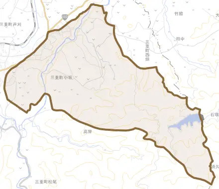 三重町小坂とその周辺の地図。町の範囲を重ねている