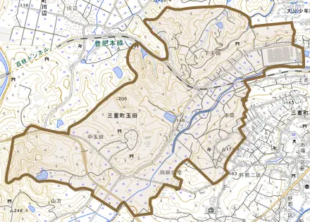三重町玉田とその周辺の地図。町の範囲を重ねている