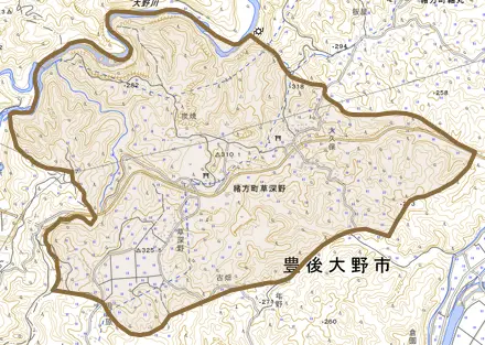 緒方町草深野とその周辺の地図。町の範囲を重ねている