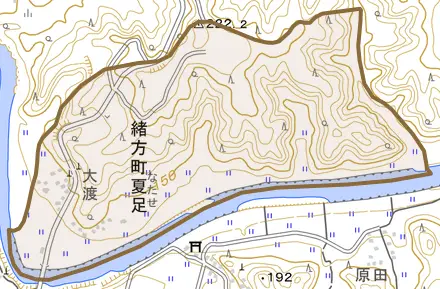 緒方町夏足とその周辺の地図。町の範囲を重ねている