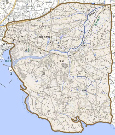 大字川崎とその周辺の地図。町の範囲を重ねている