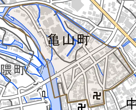 亀山町とその周辺の地図。町の範囲を重ねている