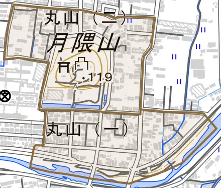丸山とその周辺の地図。町の範囲を重ねている
