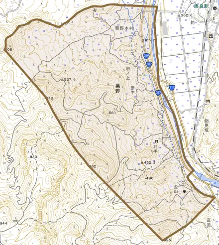 大字粟野とその周辺の地図。町の範囲を重ねている