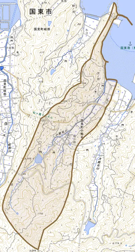 国見町小熊毛とその周辺の地図。町の範囲を重ねている