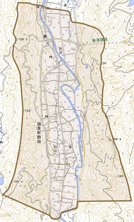 国見町野田とその周辺の地図。町の範囲を重ねている