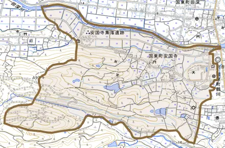 国東町安国寺とその周辺の地図。町の範囲を重ねている