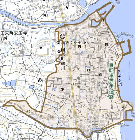 国東町鶴川とその周辺の地図。町の範囲を重ねている