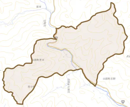 山国町草本とその周辺の地図。町の範囲を重ねている