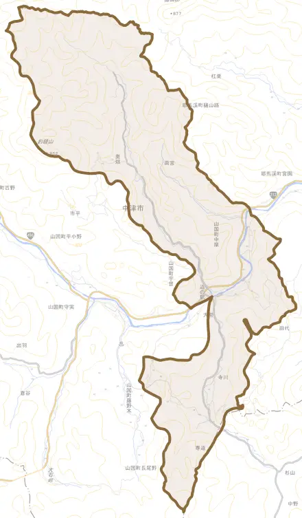 山国町中摩とその周辺の地図。町の範囲を重ねている
