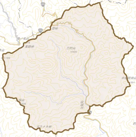 山国町槻木とその周辺の地図。町の範囲を重ねている