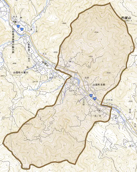 山国町吉野とその周辺の地図。町の範囲を重ねている