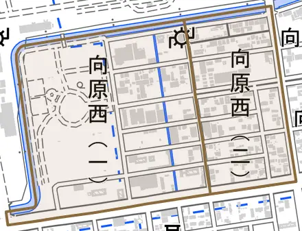 向原西とその周辺の地図。町の範囲を重ねている