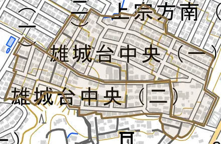 雄城台中央とその周辺の地図。町の範囲を重ねている