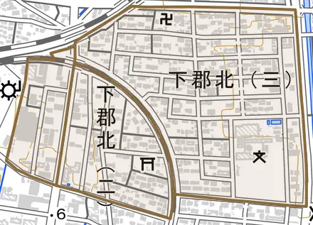 下郡北とその周辺の地図。町の範囲を重ねている