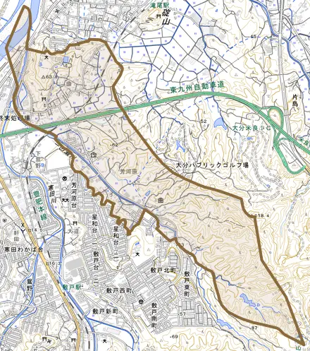 大字曲とその周辺の地図。町の範囲を重ねている