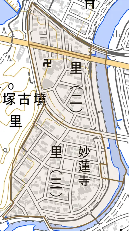 里とその周辺の地図。町の範囲を重ねている