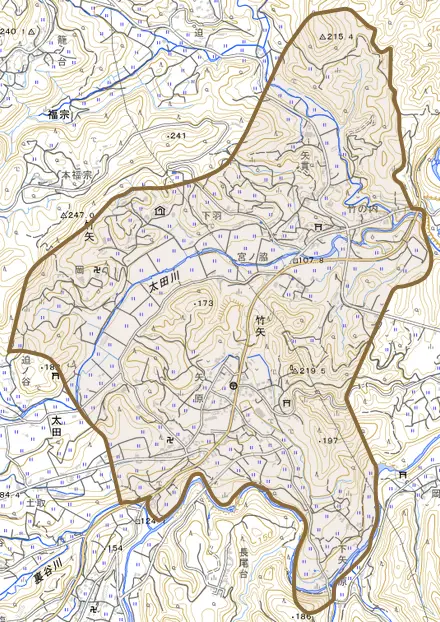 大字竹矢とその周辺の地図。町の範囲を重ねている