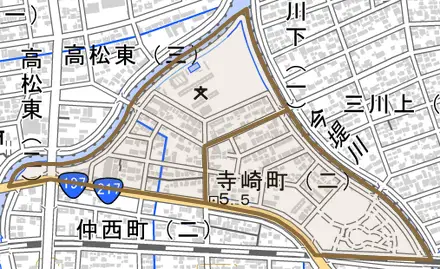 寺崎町とその周辺の地図。町の範囲を重ねている