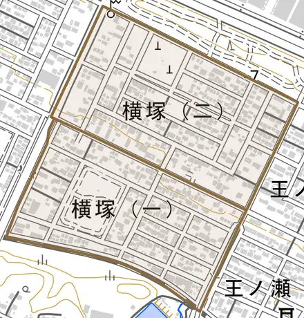 横塚とその周辺の地図。町の範囲を重ねている