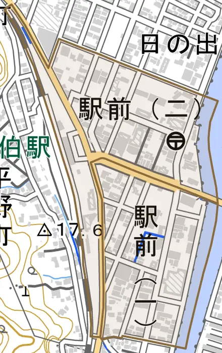 駅前とその周辺の地図。町の範囲を重ねている
