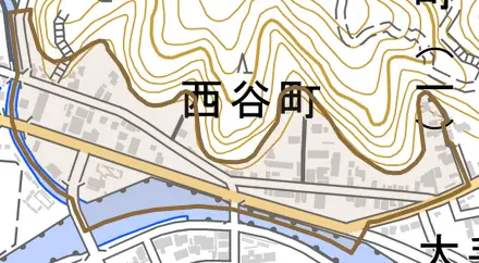 西谷町とその周辺の地図。町の範囲を重ねている