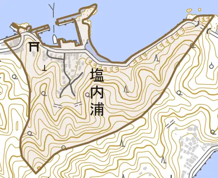大字塩内浦とその周辺の地図。町の範囲を重ねている