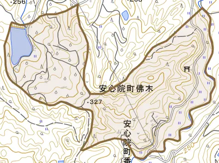 安心院町佛木とその周辺の地図。町の範囲を重ねている