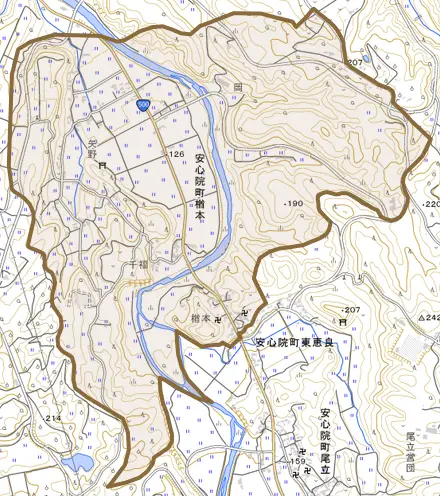 安心院町楢本とその周辺の地図。町の範囲を重ねている