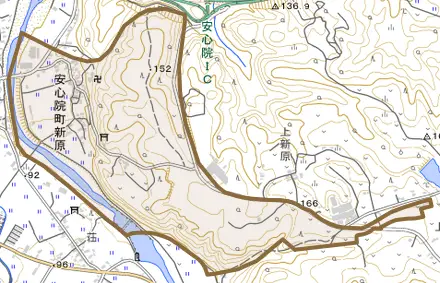 安心院町新原とその周辺の地図。町の範囲を重ねている