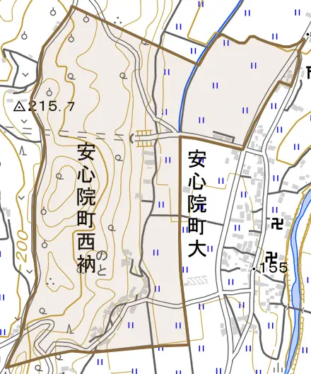 安心院町西衲とその周辺の地図。町の範囲を重ねている