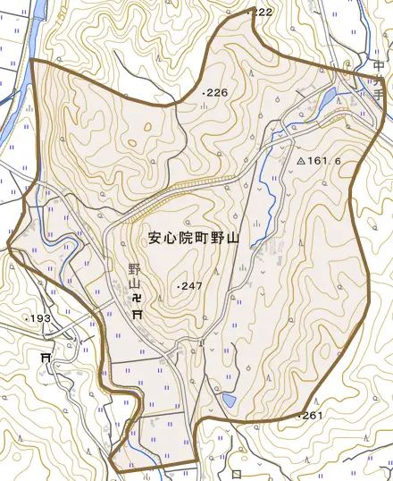 安心院町野山とその周辺の地図。町の範囲を重ねている