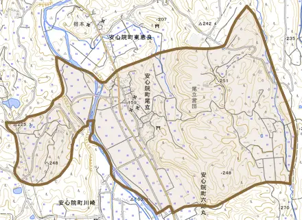 安心院町尾立とその周辺の地図。町の範囲を重ねている