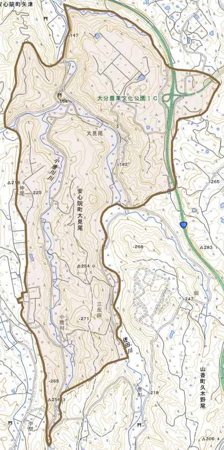 安心院町大見尾とその周辺の地図。町の範囲を重ねている
